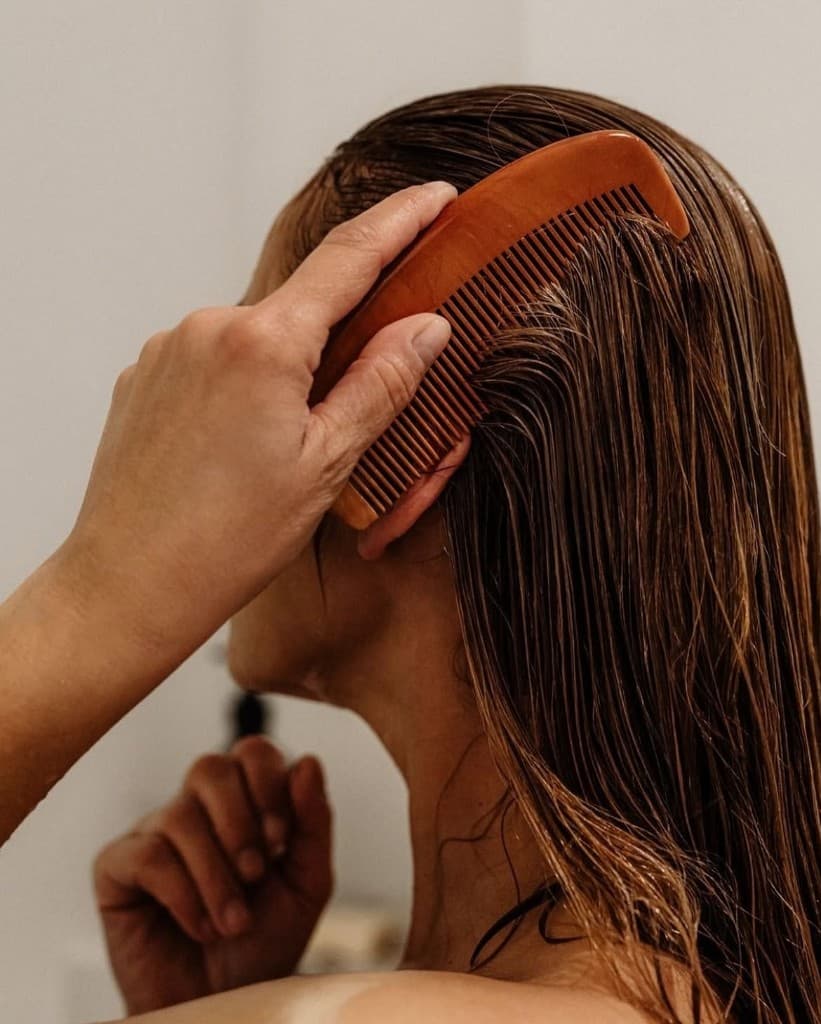 Penteando o cabelo com cuidado durante a terapia capilar no Rococó